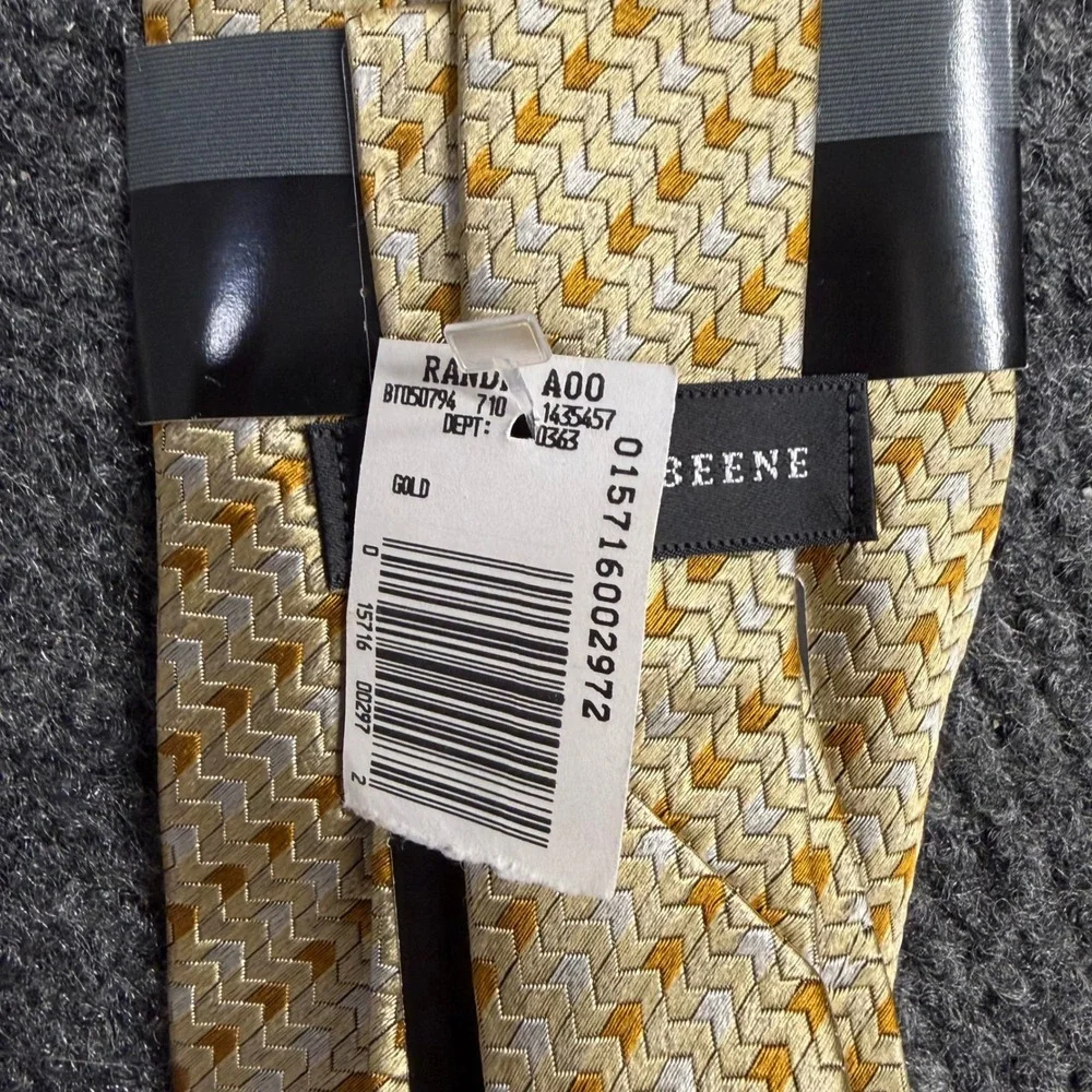 Geoffrey Beene Mens Silk Necktie Gold Silver Geometric Chevron Pattern BTOS0794